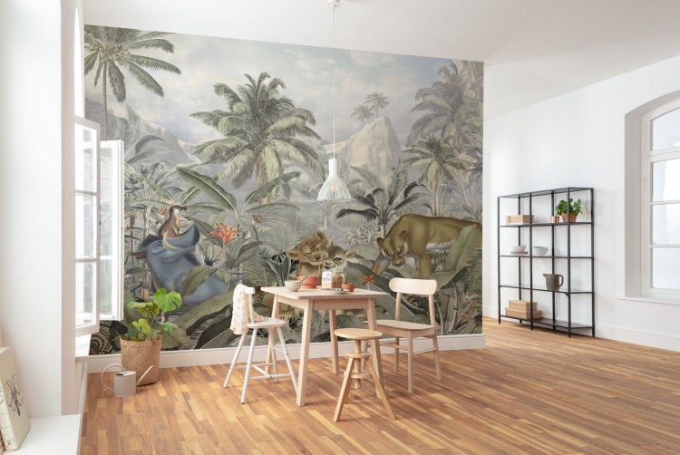 Zimmer mit Dschungel-Fototapete, Esstisch und Stühlen