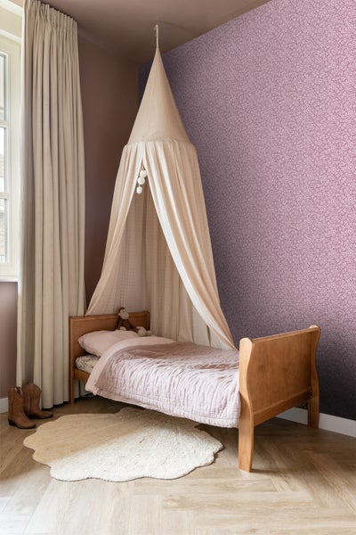 Kinderzimmer mit Bett, Baldachin, Tapete und Teppich