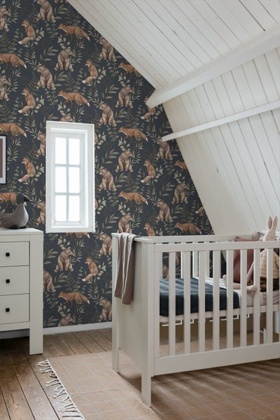 Kinderzimmer mit Waldtapete, Kinderbett und Kommode