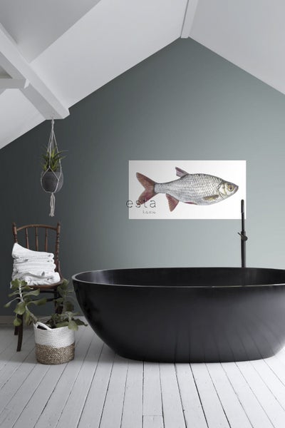 Modernes Badezimmer mit schwarzer Badewanne, Stuhl mit Handtüchern und Fischbild