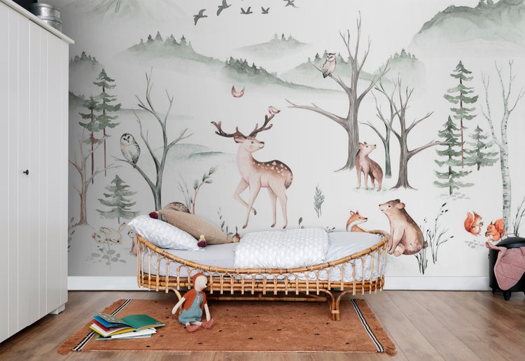 Kinderzimmer mit Rattanbett und Waldtapete mit Tierillustrationen