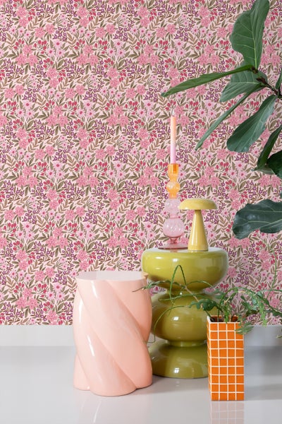 Details eines Partyzelts, das ein Stecksystem, Klettverschlüsse, Polyethylenplanen und Bodenanker zeigt.