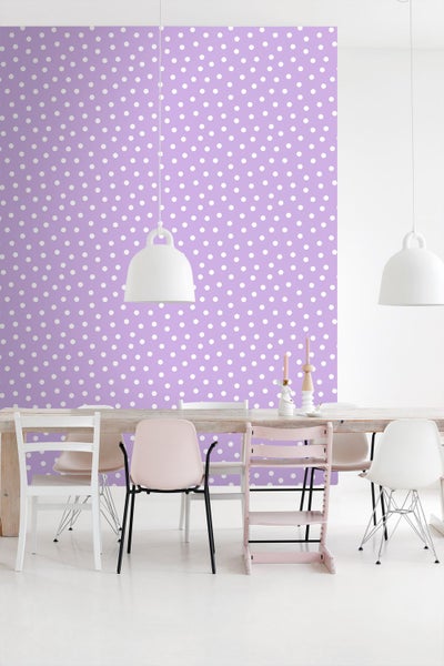 Esszimmer mit Esstisch, Stühlen und Tapete mit Punktmuster