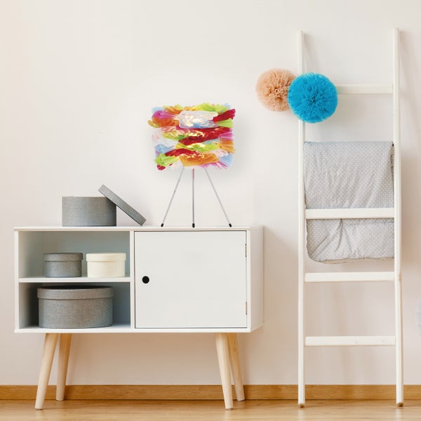 Dekoratives Kinderzimmer mit Schrank, Leiter und bunter Lampe