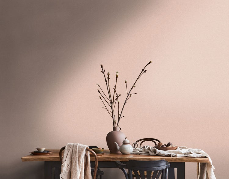 Schlafzimmer mit Bett, Nachttischen und gemusterter Tapete