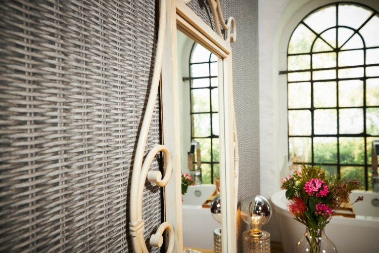 Badezimmer mit Spiegel und Dekorationselementen, die eine helle und organisierte Atmosphäre schaffen.