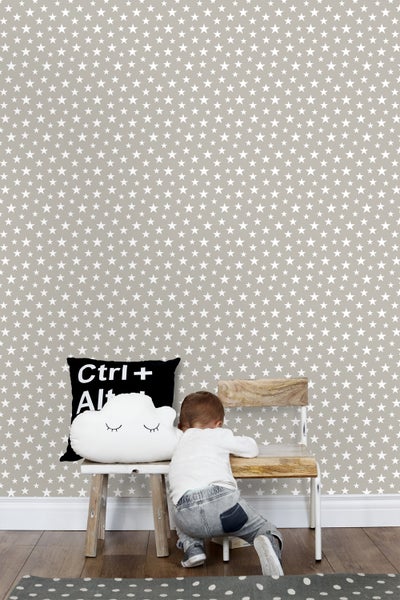Kinderzimmer mit Sternentapete, Stuhl und Kind