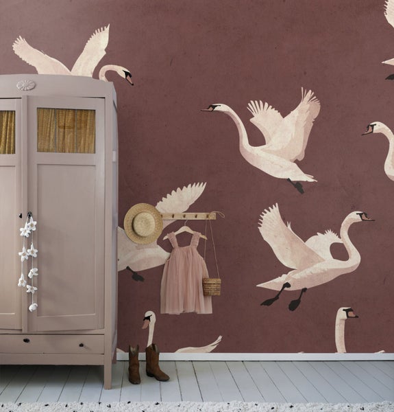Dekoratives Kinderzimmer mit Tapete mit Schwanenmotiven, Kleiderschrank, Kinderkleidung und Accessoires.
