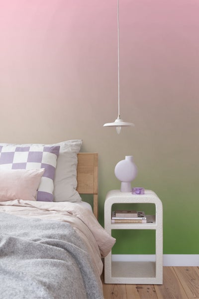 Schlafzimmer mit Bett, Nachttisch und Hängelampe