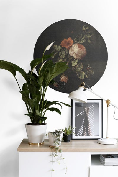 Dekorative Innenszene mit Zimmerpflanzen, Lampe und Wandbild