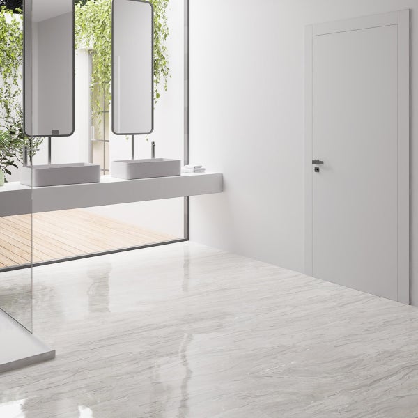 Helles Badezimmer mit Doppelwaschbecken, Spiegeln und Bodenfliesen