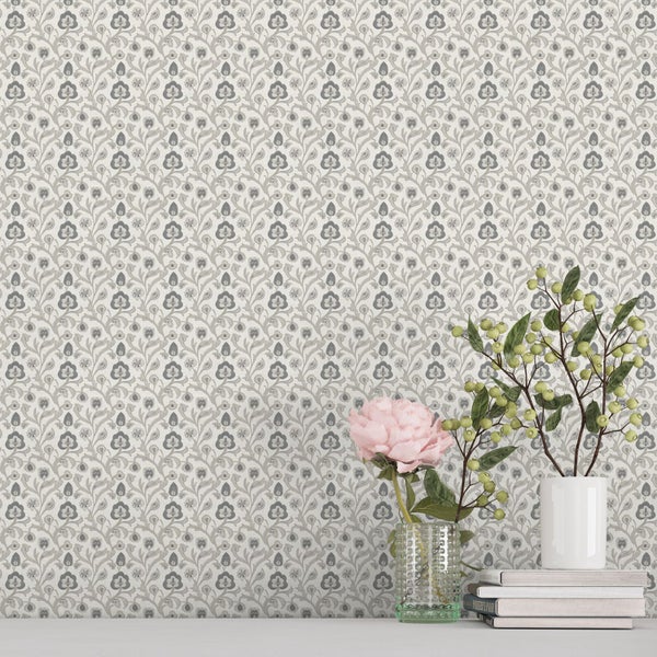 Dekorative Tapete mit Blumenmuster im Interieur