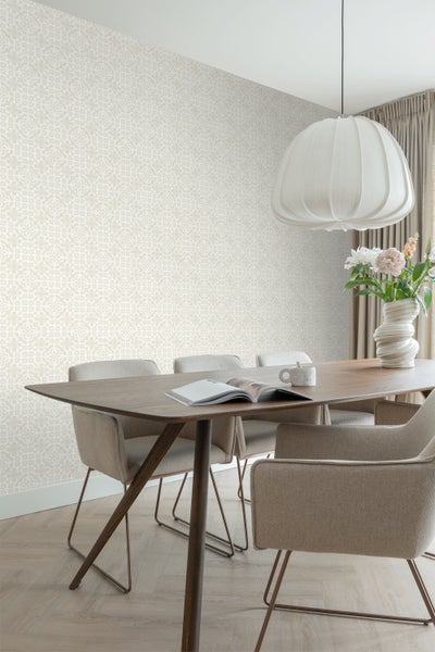 Helles Esszimmer mit Esstisch, Stühlen und gemusterter Tapete