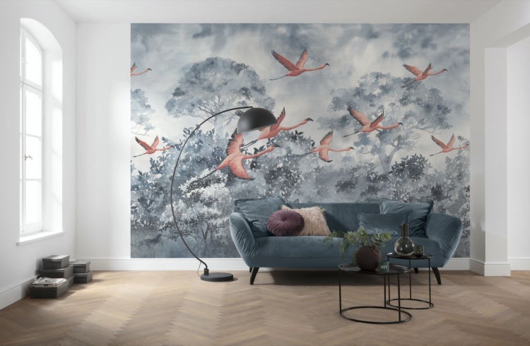 Wohnzimmer mit Fototapete mit Flamingos, Sofa und Stehlampe