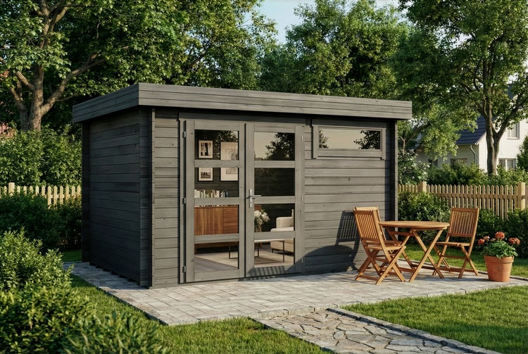 Modernes Gartenhaus aus Holz mit Flachdach, Doppelflügeltür mit Glaseinsätzen, Fenster und hölzerner Sitzgruppe auf einer gepflasterten Terrasse.