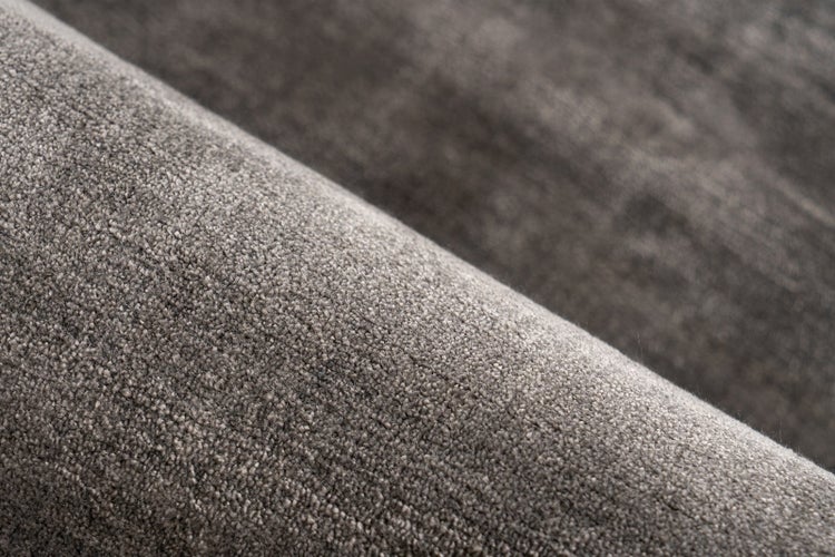 Nahaufnahme eines anthrazitfarbenen Teppichbodens mit Kurzflor-Struktur
