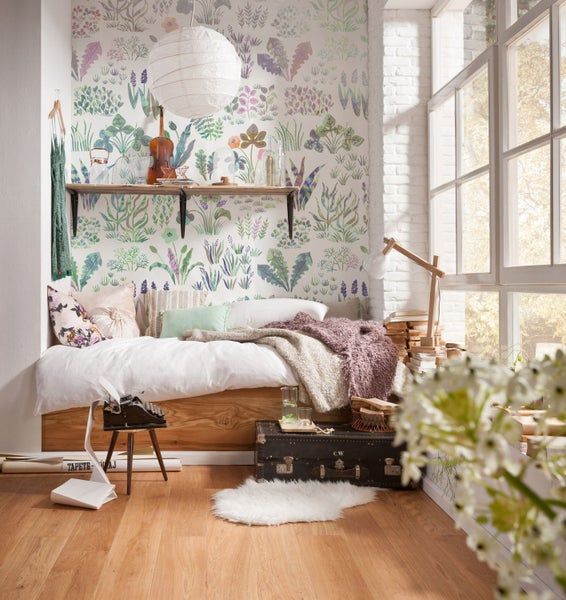 Helles Zimmer mit Bett, Regal und Blumentapete für eine freundliche Atmosphäre