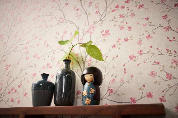 Wohnzimmer mit zwei Stühlen und einer Wand mit Blumentapete