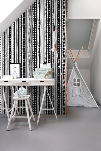Kinderzimmer mit Schreibtisch, Stuhl, Spielzelt und gemusterter Tapete