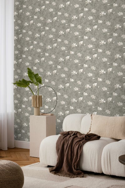 Frau liest Buch am Fenster mit Marapon Fensterfolie für Wärmeschutz, Kälteschutz und UV-Schutz. Marapon Logo.