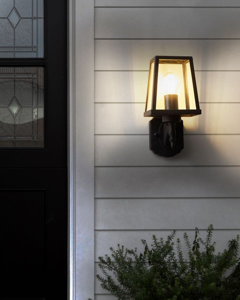 Außenwandleuchte neben einer Haustür an einer Hauswand