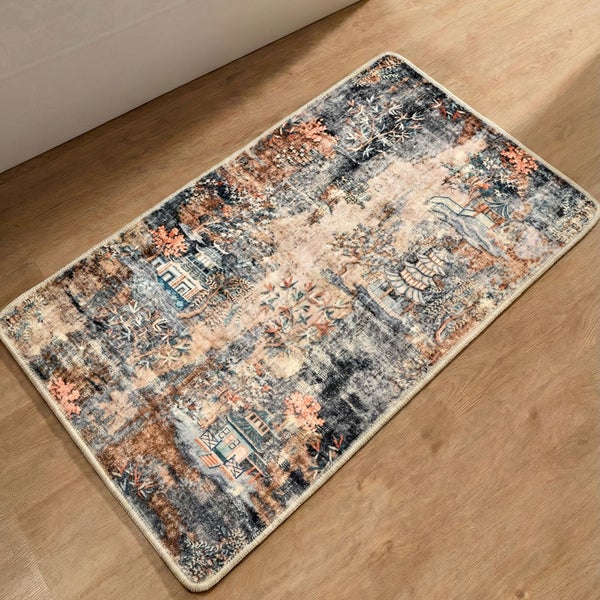 Rechteckiger Teppich mit asiatischem Landschaftsmotiv in Blau- und Brauntönen auf hellem Holzfußboden.