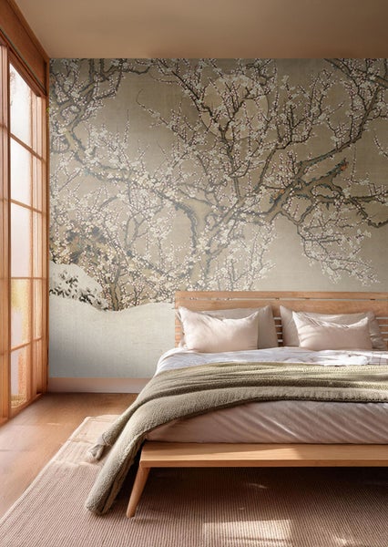 Schlafzimmer mit Wandtapete mit Baumdesign, Bett und Teppich für eine ruhige Atmosphäre.