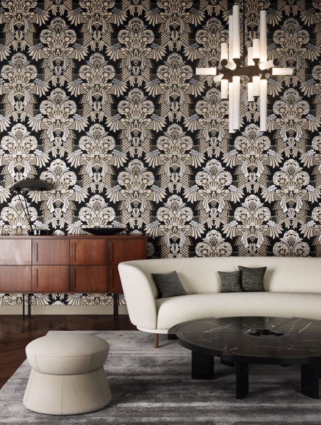 Wohnzimmer mit gemusterter Tapete, Sofa, Kommode und Couchtisch