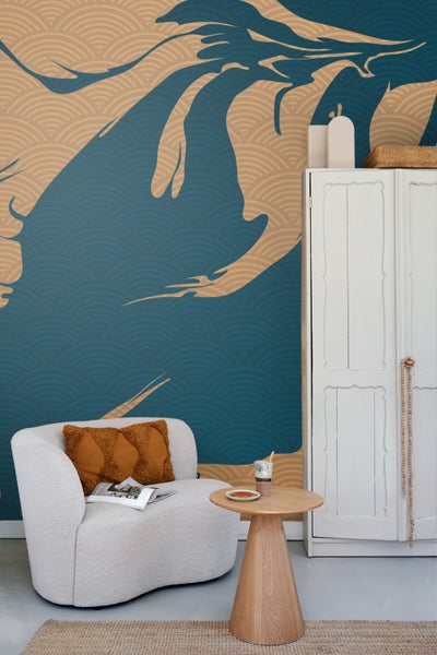 Wohnzimmer mit Sessel, Beistelltisch und dekorativer Wandgestaltung