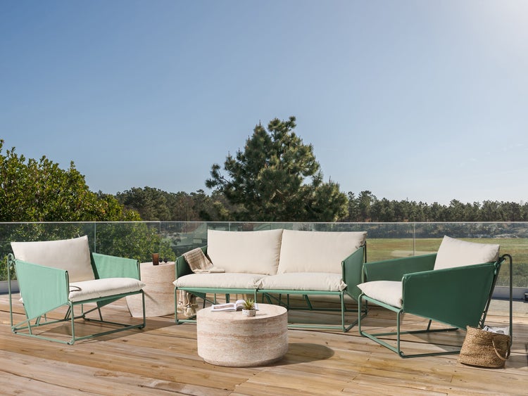 Outdoor-Szene mit Sofa, Sesseln und Couchtischen auf einer Terrasse