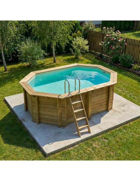 Holzpool mit Leiter im Garten