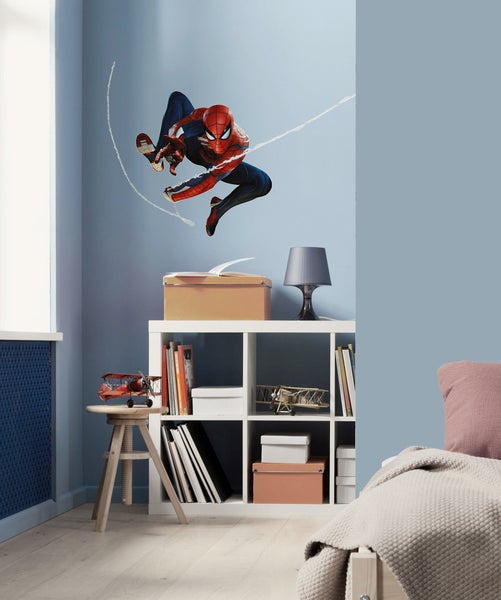 Kinderzimmer mit Spiderman Wandtattoo, Regal und Deko-Objekten