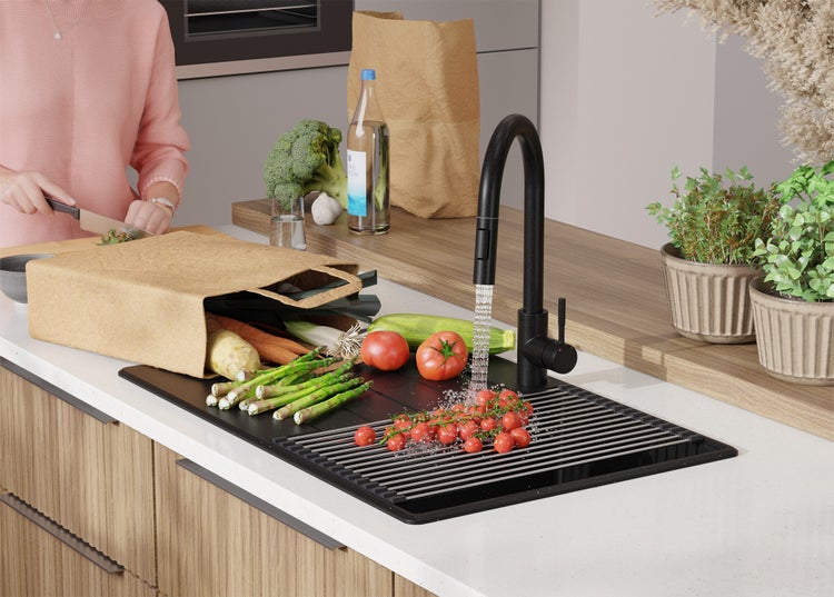 Moderne Küche mit Spüle, Armatur und frischem Gemüse