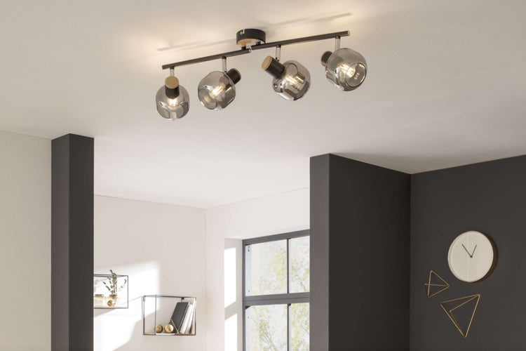 Deckenleuchte mit vier Strahlern und Rauchglaslampenschirmen im Wohnzimmer