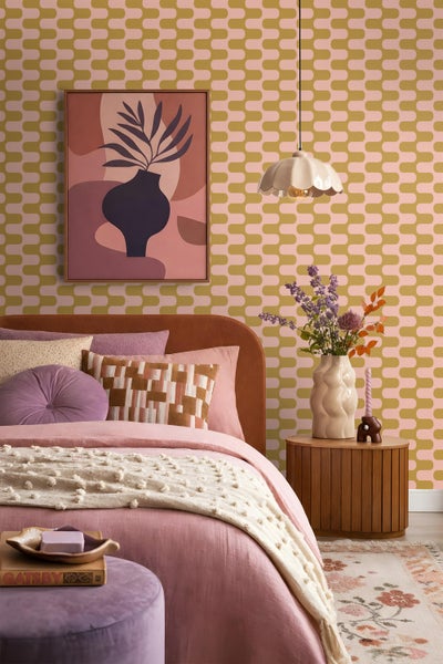Modernes Schlafzimmer mit gemusterter Tapete, gepolstertem Bett, Holznachttisch, Wandbild und Pendelleuchte in behaglicher Wohnatmosphäre.