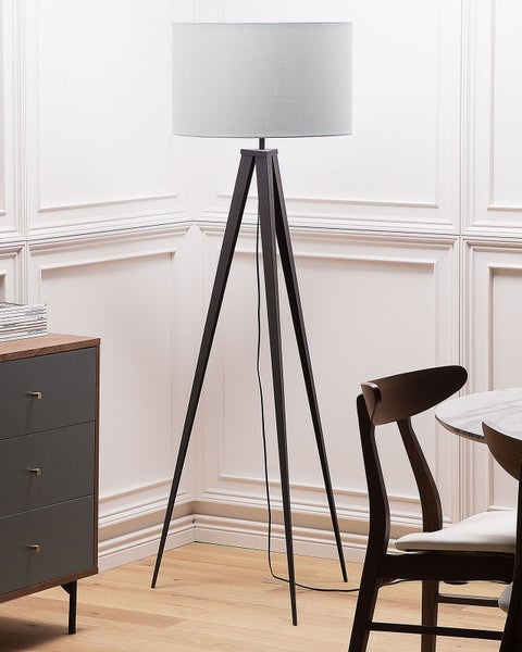 Stehleuchte mit Stativ und Schirm in einem stilvollen Raum