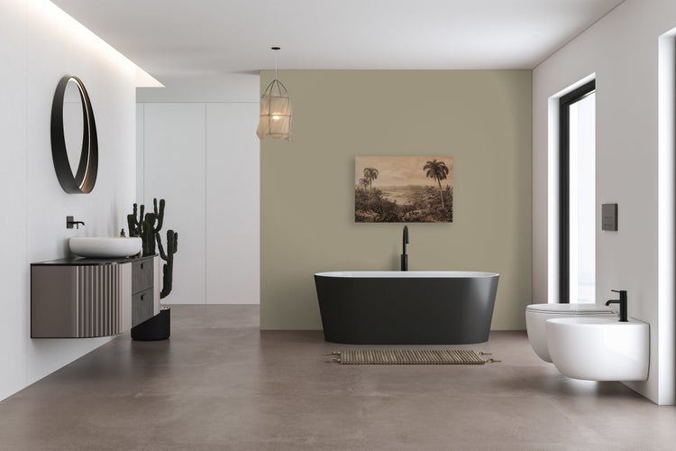 Modernes Badezimmer mit freistehender Badewanne, wandhängendem Waschbecken, Toilette, Bidet und Natur-Akzenten.