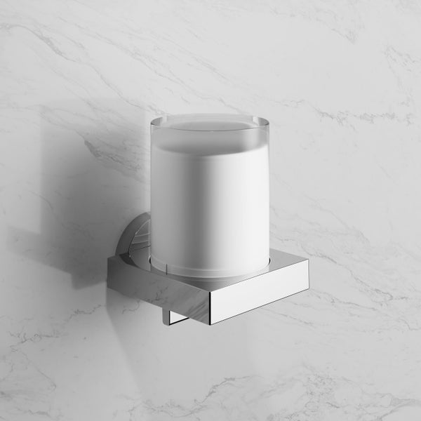 Wandmontierter Zahnputzbecherhalter mit Becher aus satiniertem Glas und Halterung aus verchromtem Metall in eckigem Design
