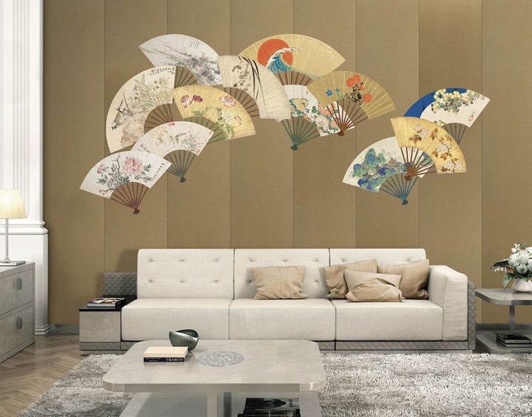 Wohnzimmer mit Sofa und Wanddekoration aus Fächern mit verschiedenen Motiven