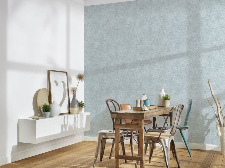 Esszimmer mit Esstisch, Stühlen und blauer Tapete