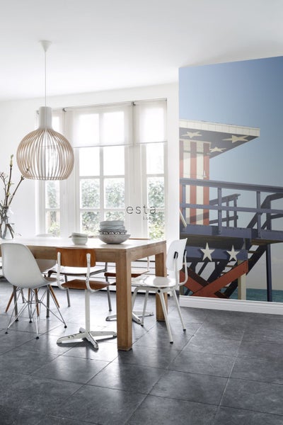 Esszimmer mit Holztisch, Stühlen und Fototapete