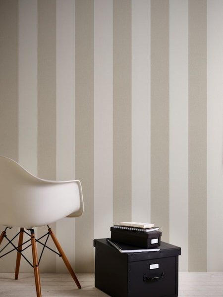 Wohnzimmer mit Sofa, Sessel, Hocker und gestreifter Tapete