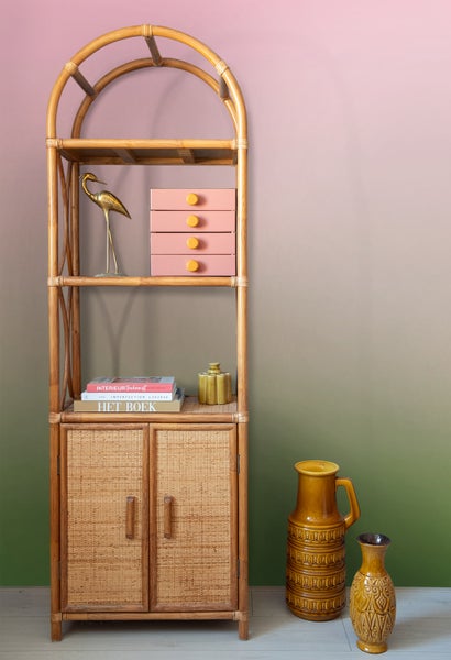 Bambusregal mit zwei Türen, Regalböden und dekorativen Gegenständen