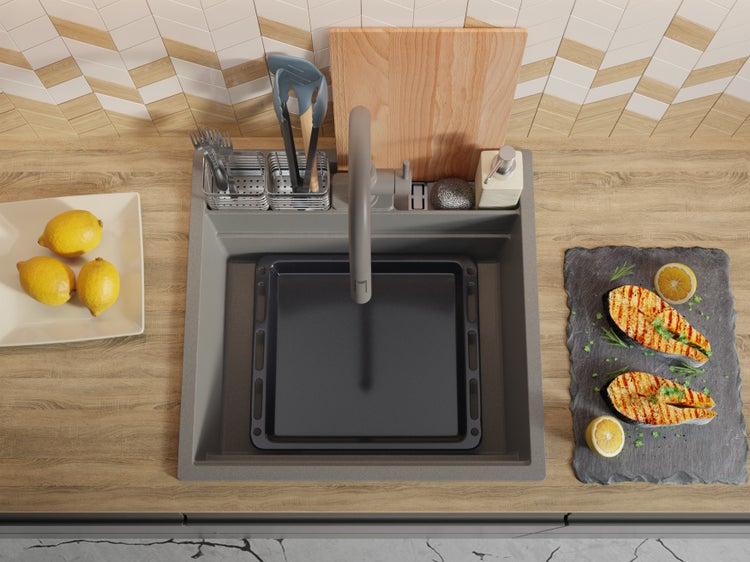 Küchenspüle mit Abtropffläche, Armatur, Schneidebrett und Küchenutensilien