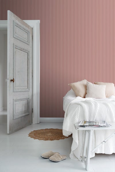 Tapetenrolle mit Streifenmuster