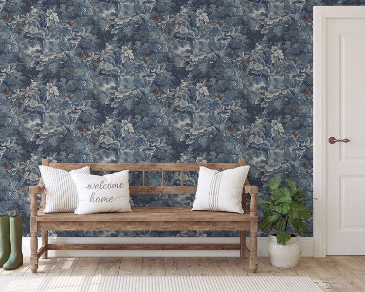 Raumansicht mit blauer Blumentapete, Holzbank und Zimmerpflanze