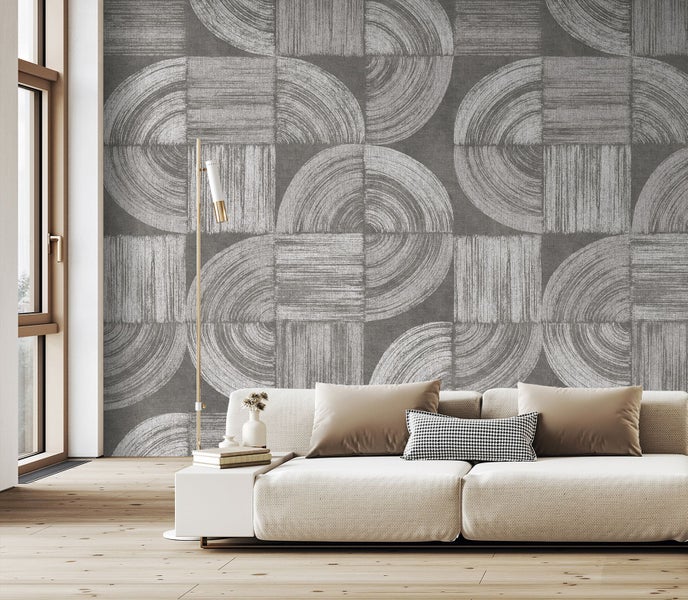 Modernes Wohnzimmer mit Sofa vor einer gemusterten Tapete