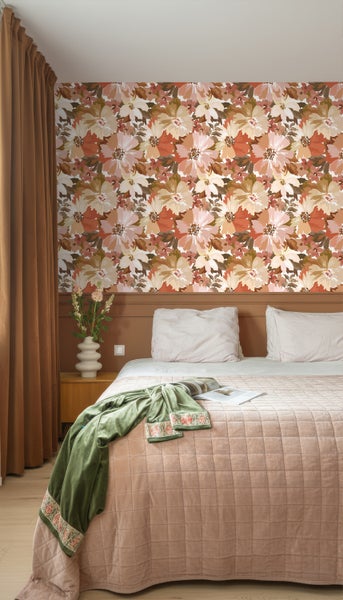 Schlafzimmer mit Blumenmustertapete, Bett und Vorhängen