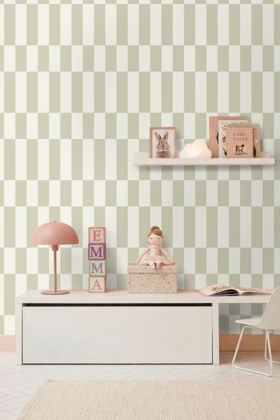 Vliestapete mit geometrischem Muster aus versetzten Rechtecken in einem hellen Kinderzimmer mit Regal und Schreibtisch.