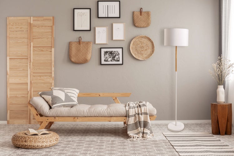 Wohnzimmer mit Holzliege, Dekoration und Stehlampe